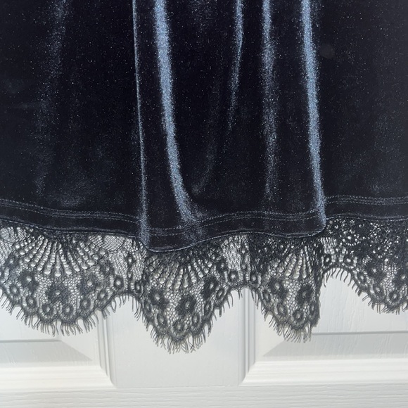 Willow & Clay velvet and lace black v-neck blouse size medium NWT - Picture 3 of 14